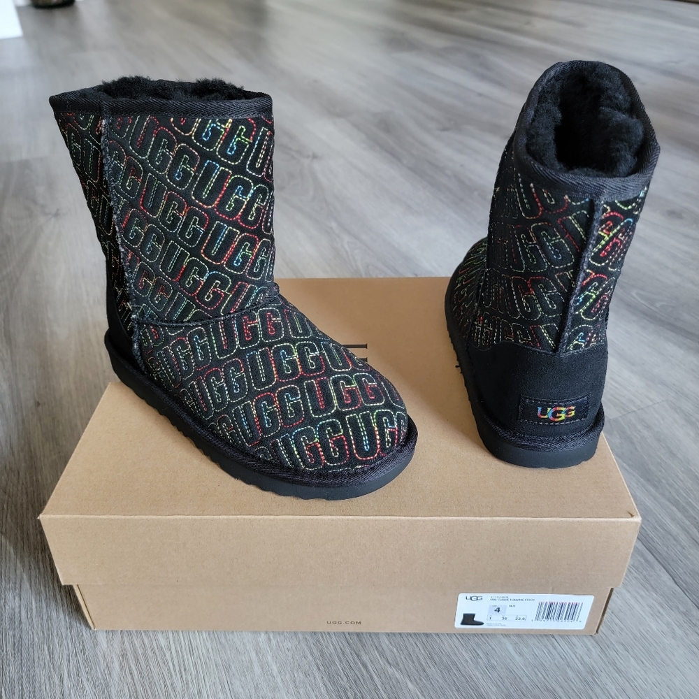 UGG Kids Classic II Graphic Stitch Short Boot